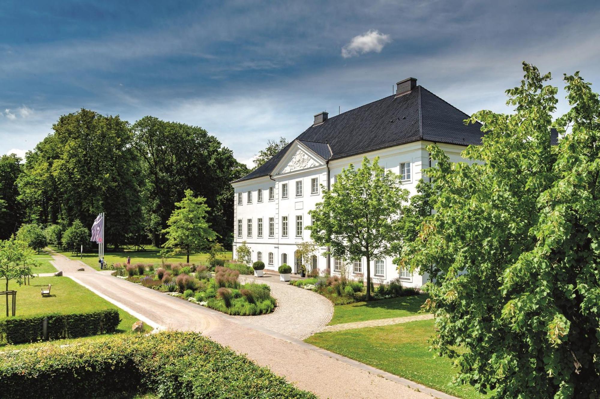 Schlossgut Гросс-Шванзе Экстерьер фото The former manor house of the estate