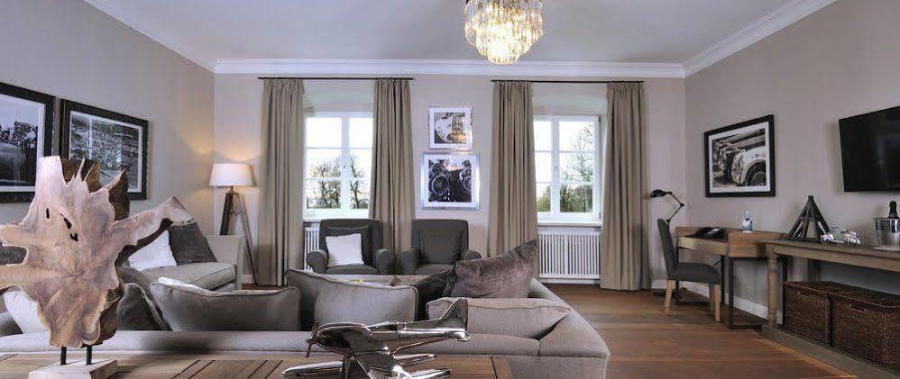 Schlossgut Гросс-Шванзе Экстерьер фото A living room